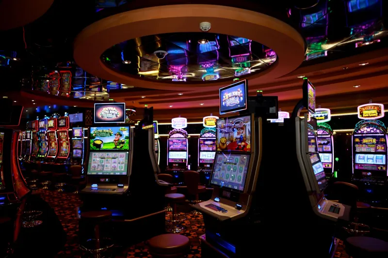 Pokies vs. Online Slots: Where Does Your Hard-Earned Cash Actually Stretch Further?